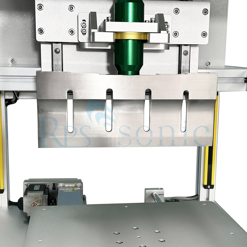 Hoogefficiënt semi-geautomatiseerd ultrasoon taartsnijsysteem ultrasoon mes voor bakkerijmachine