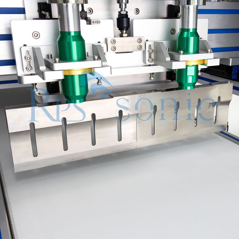 Compact ultrasoon snijgereedschap ontworpen voor het naadloos snijden van synthetische stoffen, niet-geweven materialen en rubberen platen